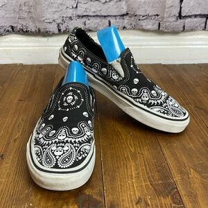 Vans black and white bandana skull print slip on shoes Mens size 5, Womens 6.5